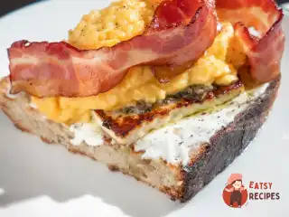 Тост з адигейським сиром та скрэмблом