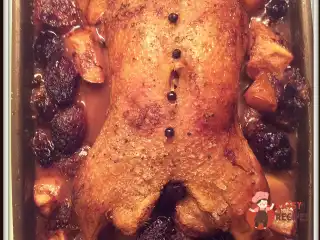 Качка зі сливами та капустою