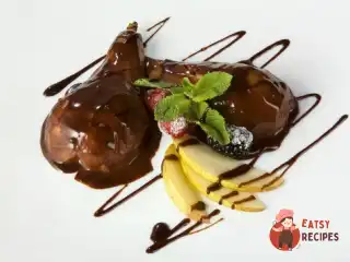 Печені груші з сушеною вишнею та шоколадним соусом