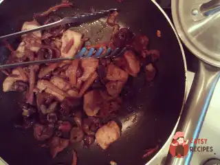 Курка з грибами в соєвому соусі