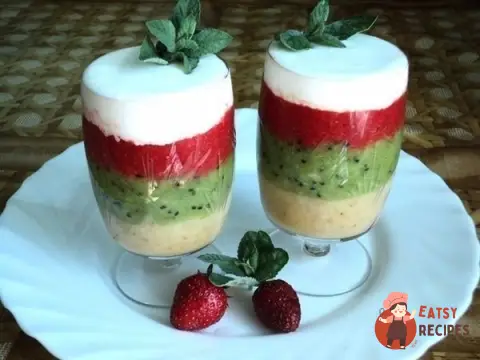 Фруктовий десерт із морозивом