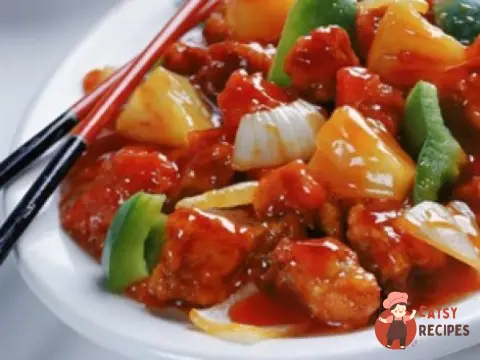 Курка з овочами, рисом, зеленню в кисло-солодкому соусі