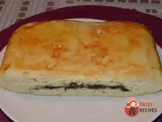 Пиріг із щавлем із картопляного дріжджового тіста