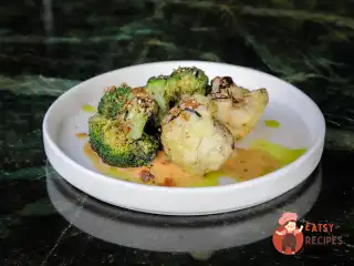 Цвітна капуста та броколі з горіховим соусом