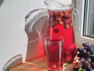 Виноградний компот на зиму зі сливами та гвоздикою