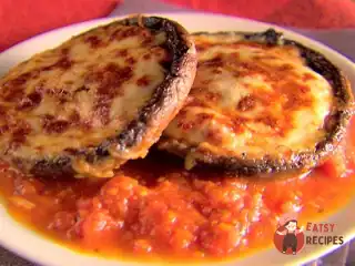 Баклажани із пармезаном під соусом маринару