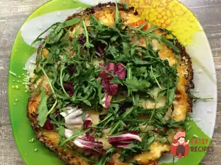 Піца з чері, моцарелою та руколою