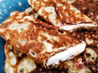 Млинці зі сметаною та варенням з айви