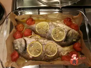 Дорада з травами в паперовий конверт