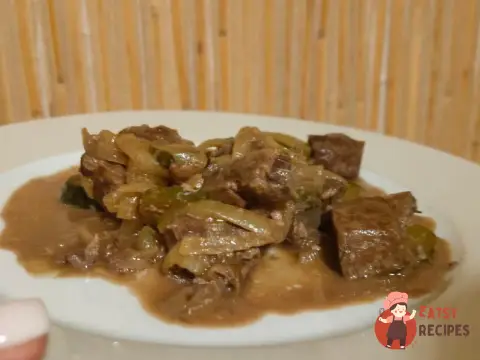 Яловича печінка тушкована з цибулею та маринованими огірками