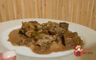 Яловича Печінка Тушкована З Цибулею Та Маринованими Огірками