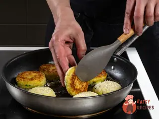 Крок 9: Котлети з капустою з гострим соусом