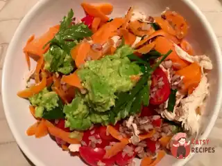 Гречана крупа з авокадо, помідорами чері та кунжутом.