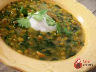 Сочевичне юшка із зеленню та лимоном