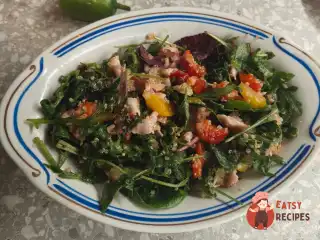 Салат з беконом, печеним перцем і кіноа.