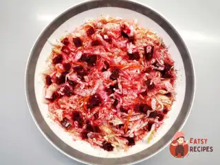 Салат із квашеної капусти з буряком та часником