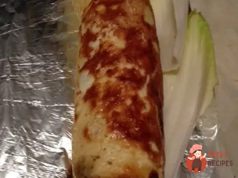 Яєчний рулет з куркою, грибами та сиром