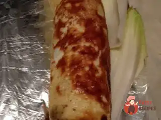 Яєчний рулет з куркою, грибами та сиром