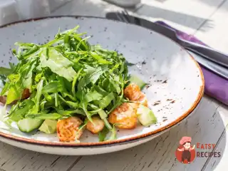 Салат з креветками, рукколою та авокадо