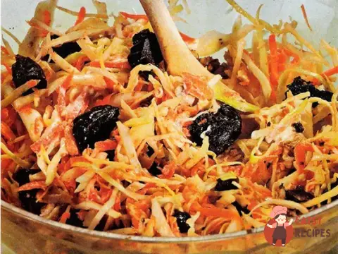 Капустяний салат з чорносливом та волоськими горіхами
