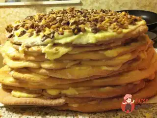 Медовий торт з волоськими горіхами