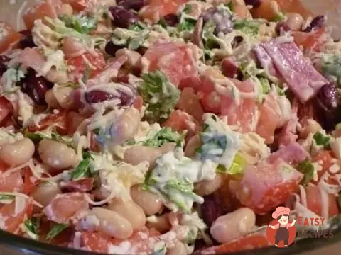Салат з квасолею та копченою ковбасою