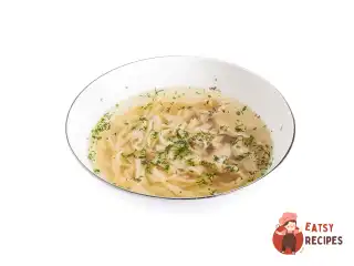 Курячий суп з базарної курки з домашньою локшиною