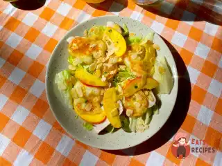 Салат з халумі, нектаринами та куркою