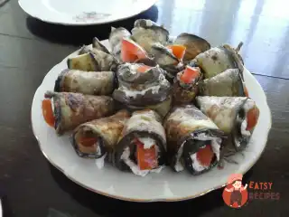 Рулетики з баклажанів з бринзою та помідорами.