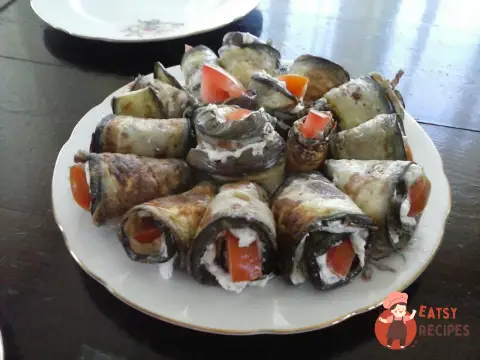 Рулетики з баклажанів з бринзою та помідорами.