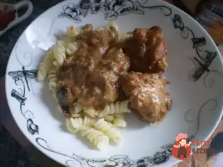 Курочка у вершковому соусі з чорносливом