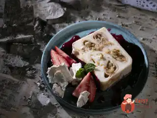 Пудинг із ряжанки з млинцями та печеними яблуками