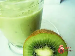 Зимовий смузі з авокадо, банана та ківі.