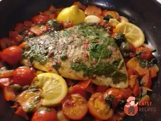 Риба з чилі, солодким перцем та помідорами чері