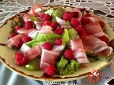 Салат літній з прошутто та малиною