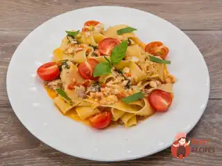 Паста з дорадою та помідорами чері