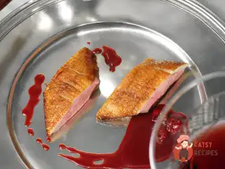 Качині грудки з вишневим соусом