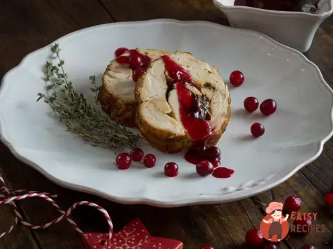 Рулет з індички з каштаном і чорносливом.