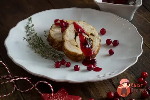 Рулет з індички з каштаном і чорносливом.