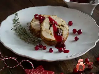 Рулет з індички з каштаном і чорносливом.