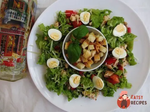 Теплий салат з куркою та ківі
