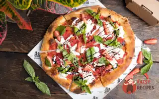 Піца з полуницею, страчетелою та базиліком