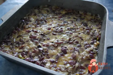 Повітряна рисова запіканка з сосисками