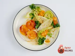Камамбер з абрикосами та хрустким салатом