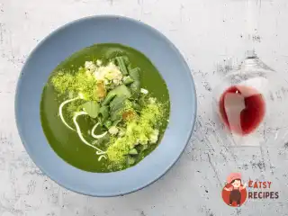 Крем-суп зі шпинату з кус-кусом та гороховим пилом