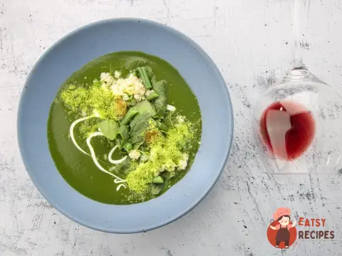 Крем-суп зі шпинату з кус-кусом та гороховим пилом