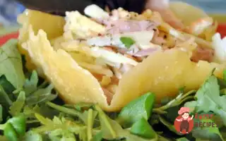 Італійський Салат З Копченою Куркою У Сирному Кошику