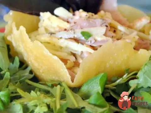 Італійський салат з копченою куркою у сирному кошику