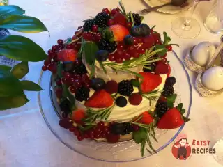 Легкий бісквітний торт із ягодами