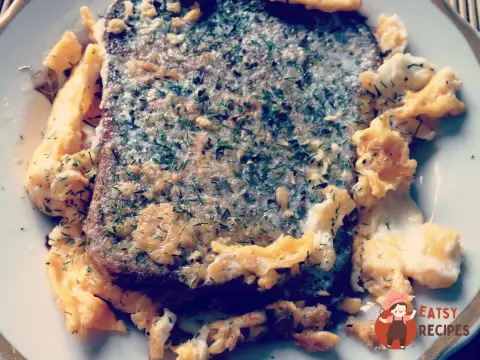 Омлет із грінками та сиром